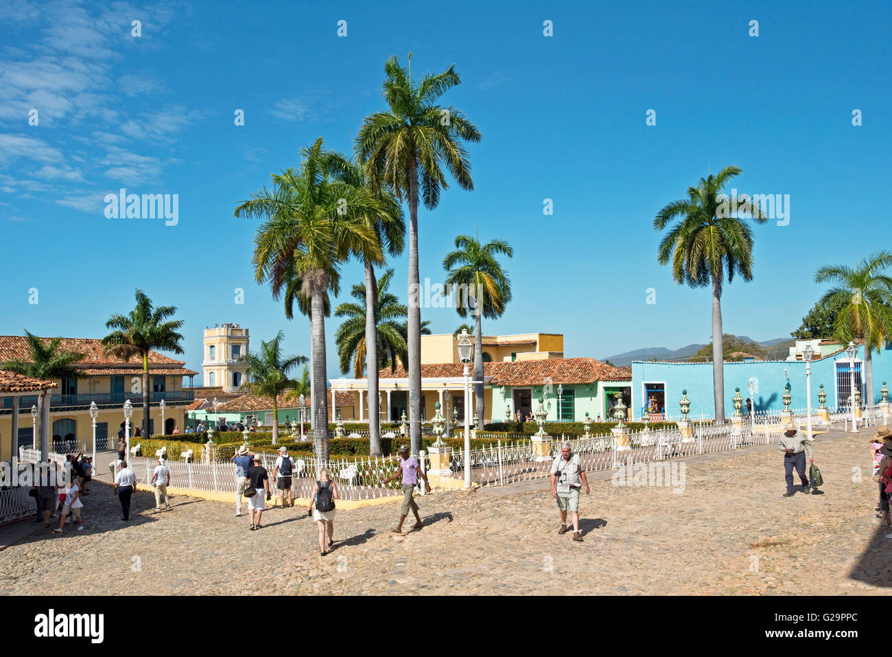 Plaza Mayor in Trinidad, Kuba mit Touristen Sehenswürdigkeiten auf dem Platz. Stockfoto