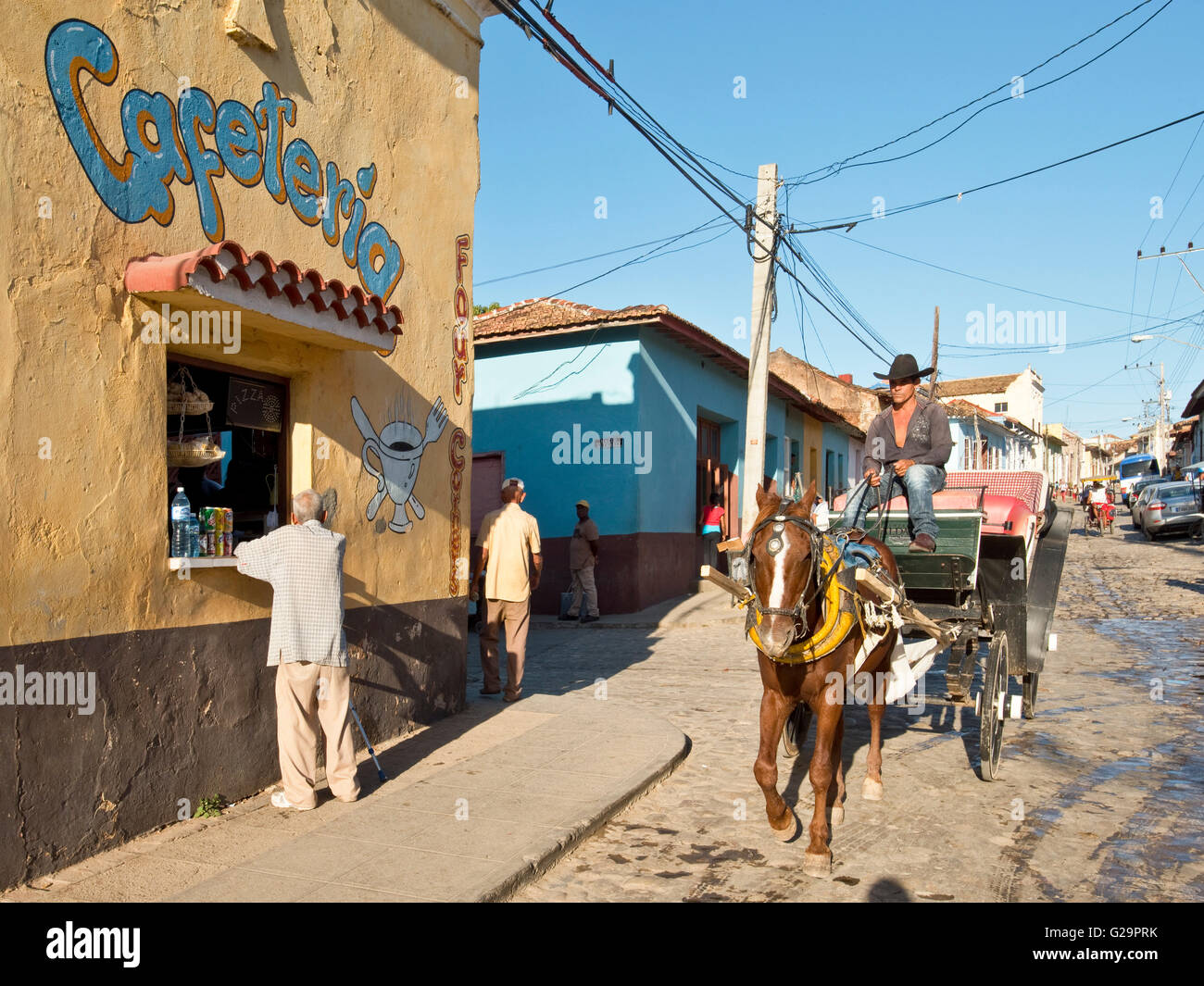 Typische Straße Straßenszene in der Nähe von Zentrum von Trinidad, Kuba mit einem Imbiss Café, Restaurant und touristischen Pferdewagen Taxi. Stockfoto