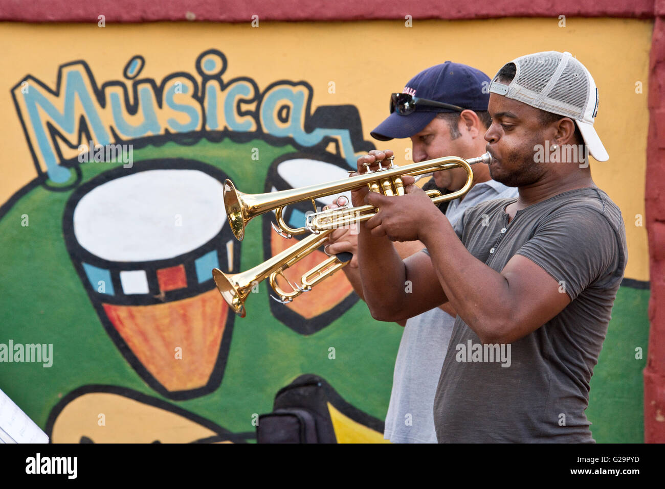 Kubanische Musiker spielen Salsa-Musik für Einheimische und Touristen in der Casa De La Músíca in Trinidad, Kuba. Stockfoto