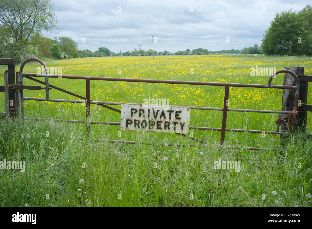 Privateigentum Zeichen mit Blick auf eine Wiese Stockfoto