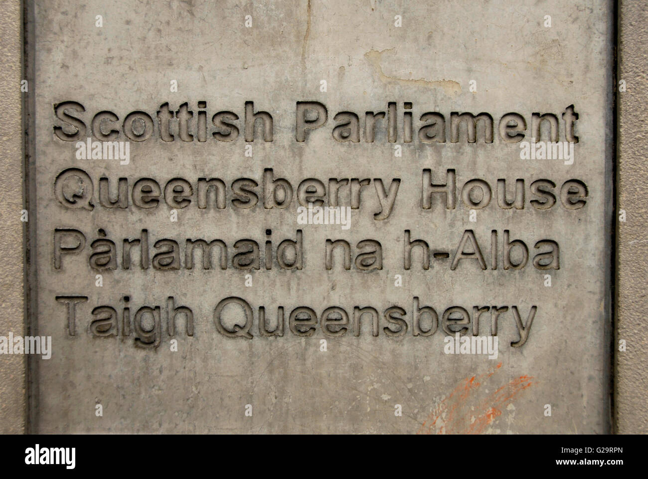 Zeichen: Schottisches Parlament geschnitzt in Stein außerhalb des Schottischen Parlaments Gebäude Stockfoto