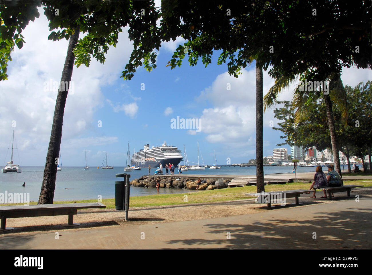 Kreuzfahrtschiff vor Anker am Fort De France, Martinique, Karibik Stockfoto