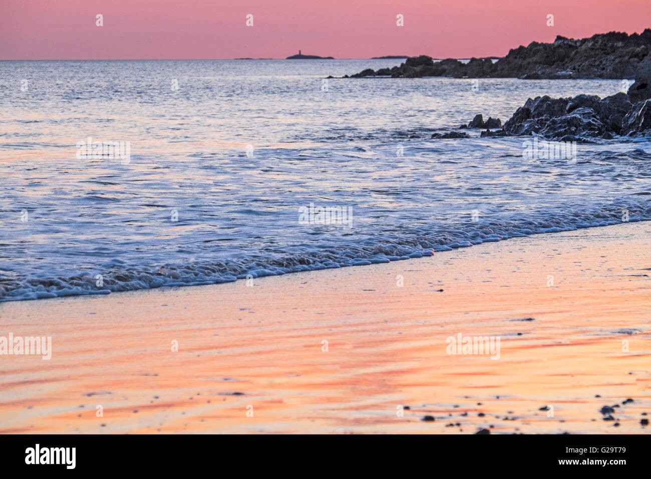 Abendlicht vom Strand von Rhosneigr, Isle of Anglesey, Nordwales. Rhoscolyn Leuchtfeuer in Ferne Stockfoto