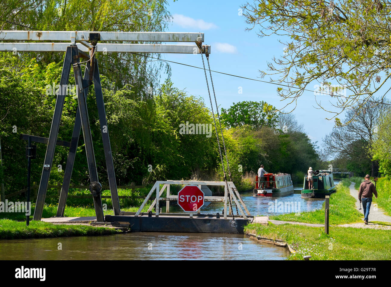 Zwei Kanal Boote an Morris Brücke am Llangollen Kanal bei Whixall Moss, North Shropshire, England, UK Stockfoto