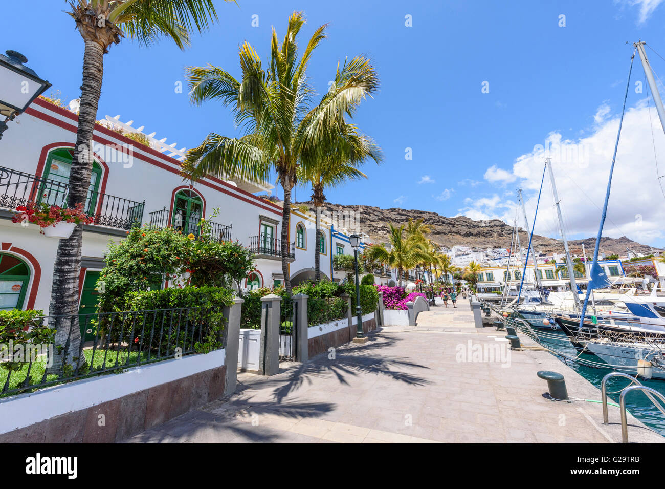 Blick entlang der Vorderseite der Marina in Puerto de Mogan auf Gran Canaria Stockfoto