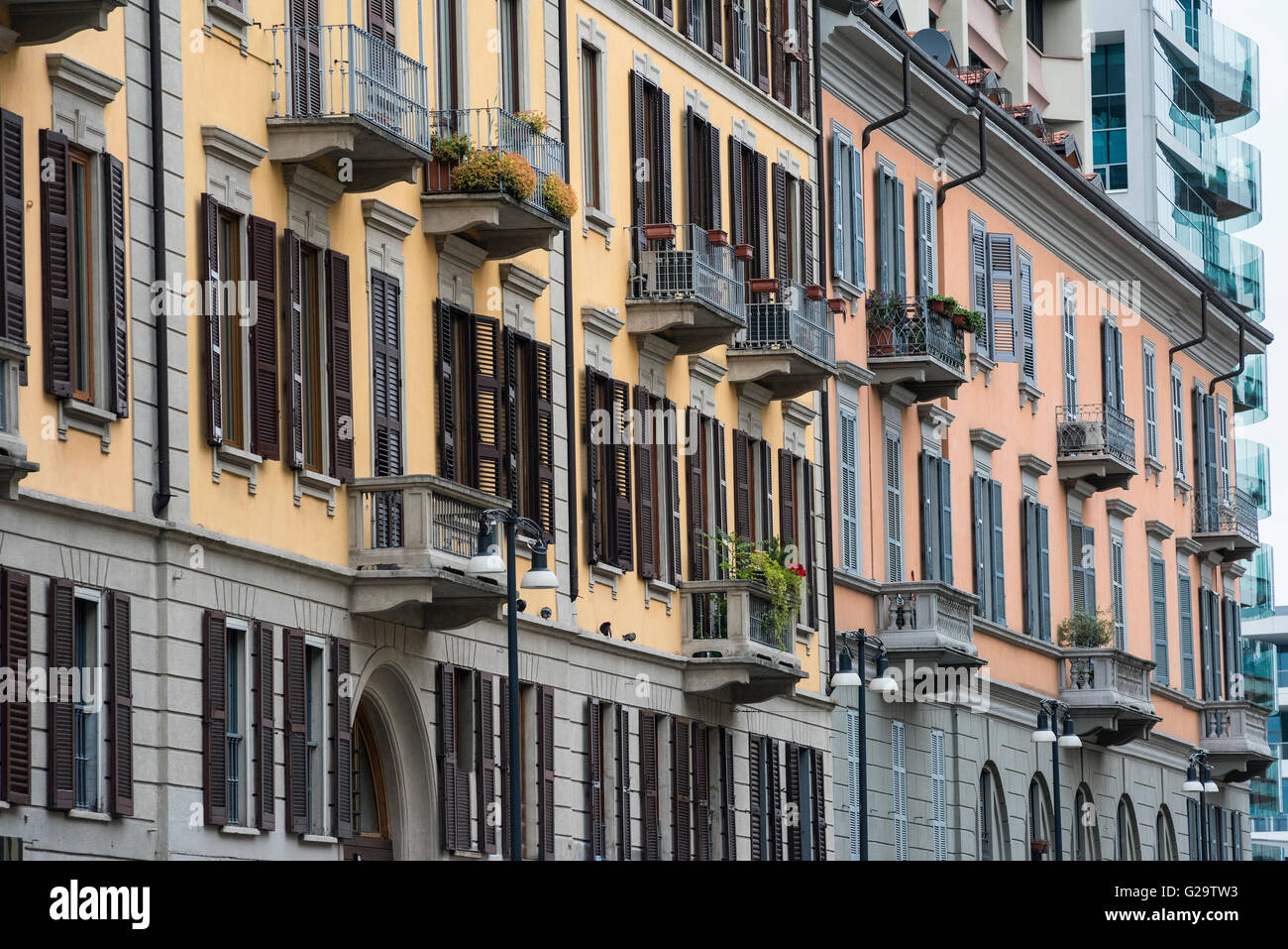 Mailand (Lombardei, Italien) - Fassade des alten Wohngebäude in Corso Como, in der Nähe der Gae Aulenti quadratisch, mit Fenstern, balconi Stockfoto