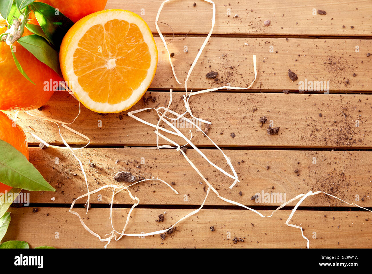 Orangen-Gruppe auf einem Holztisch im Feld mit orange Abschnitte. Horizontale Komposition. Ansicht von oben Stockfoto