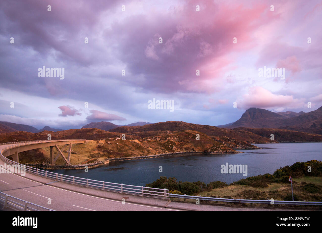 Dämmerung Licht auf die Kylesku-Brücke, Loch über eine "Chàirn in Sutherland Schottland, Vereinigtes Königreich Stockfoto