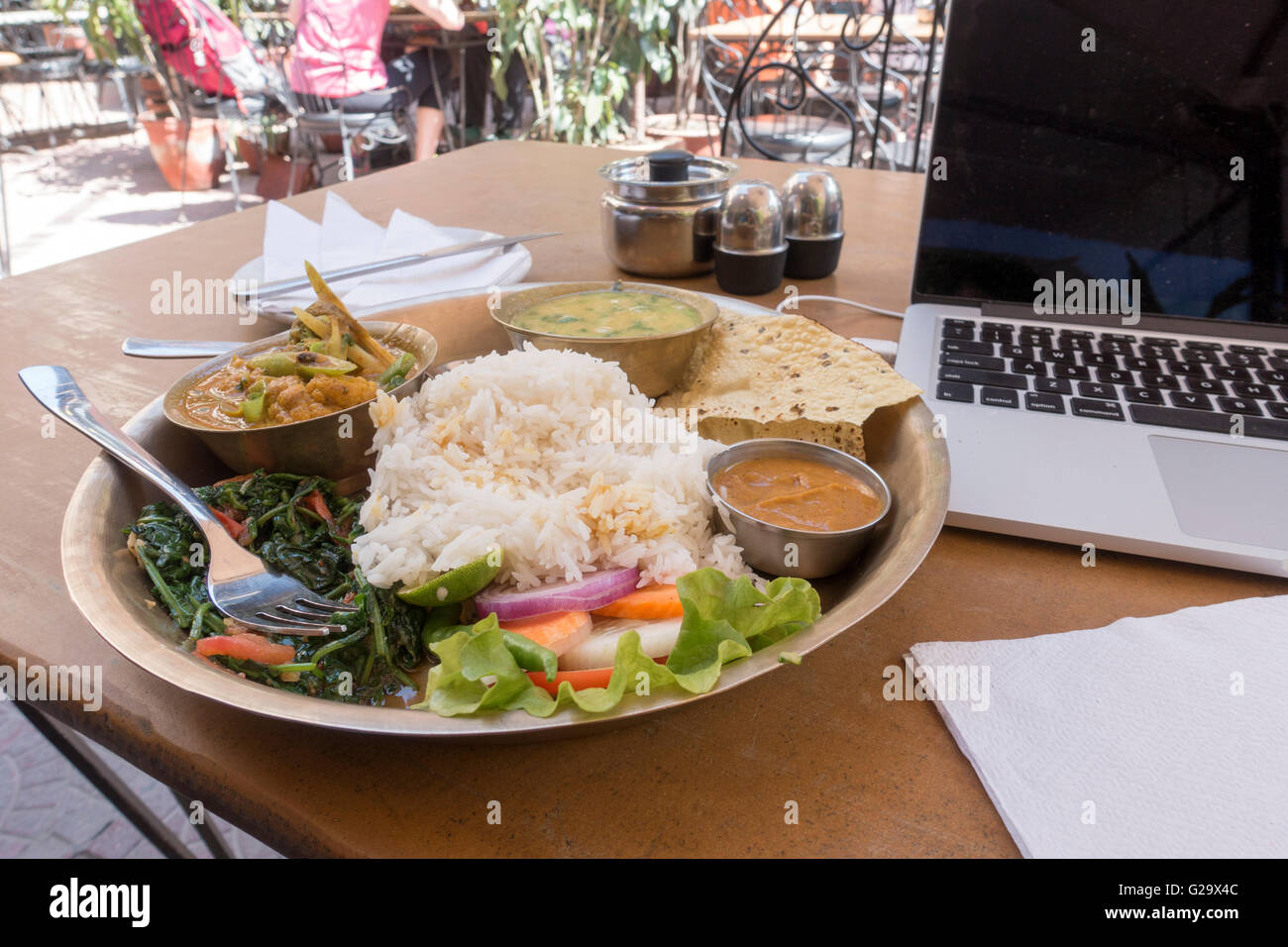 Traditionelles Gericht mit dal Bhat auf einem Tisch in einem Restaurant, Kathmandu, Nepal Stockfoto