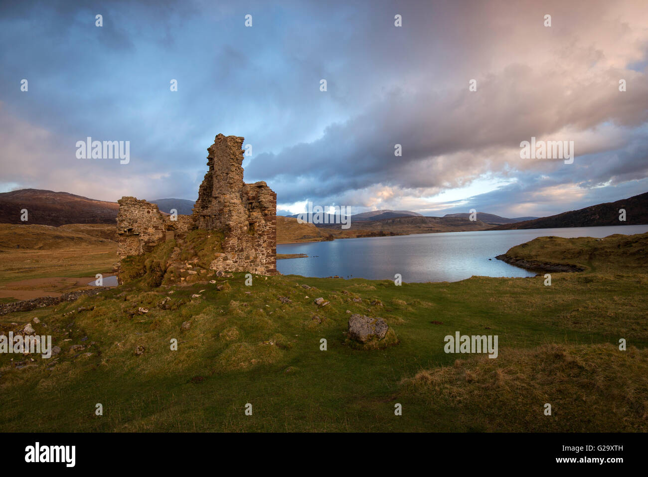 Dämmerung im Ardvreck Castle on Loch Assynt in Sutherland Schottland, Vereinigtes Königreich Stockfoto