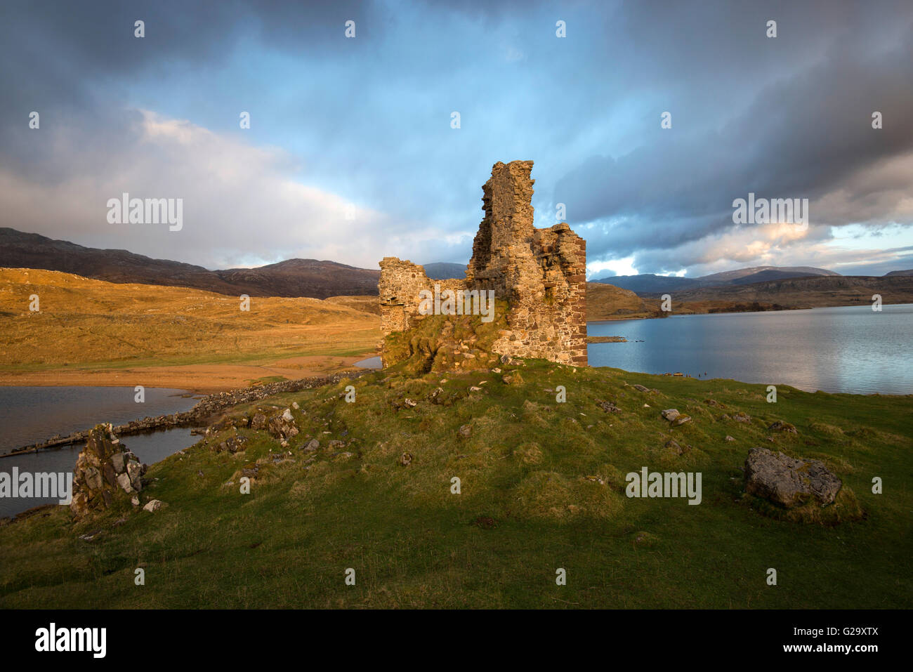 Dämmerung im Ardvreck Castle on Loch Assynt in Sutherland Schottland, Vereinigtes Königreich Stockfoto