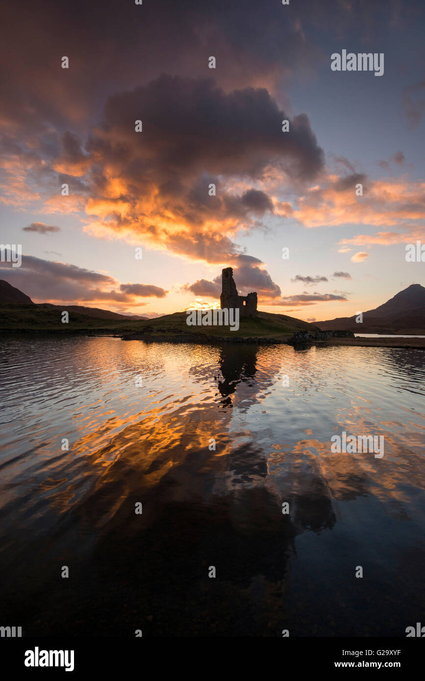 Sonnenuntergang am Ardvreck Castle am Loch Assynt in Sutherland Schottland, Vereinigtes Königreich Stockfoto