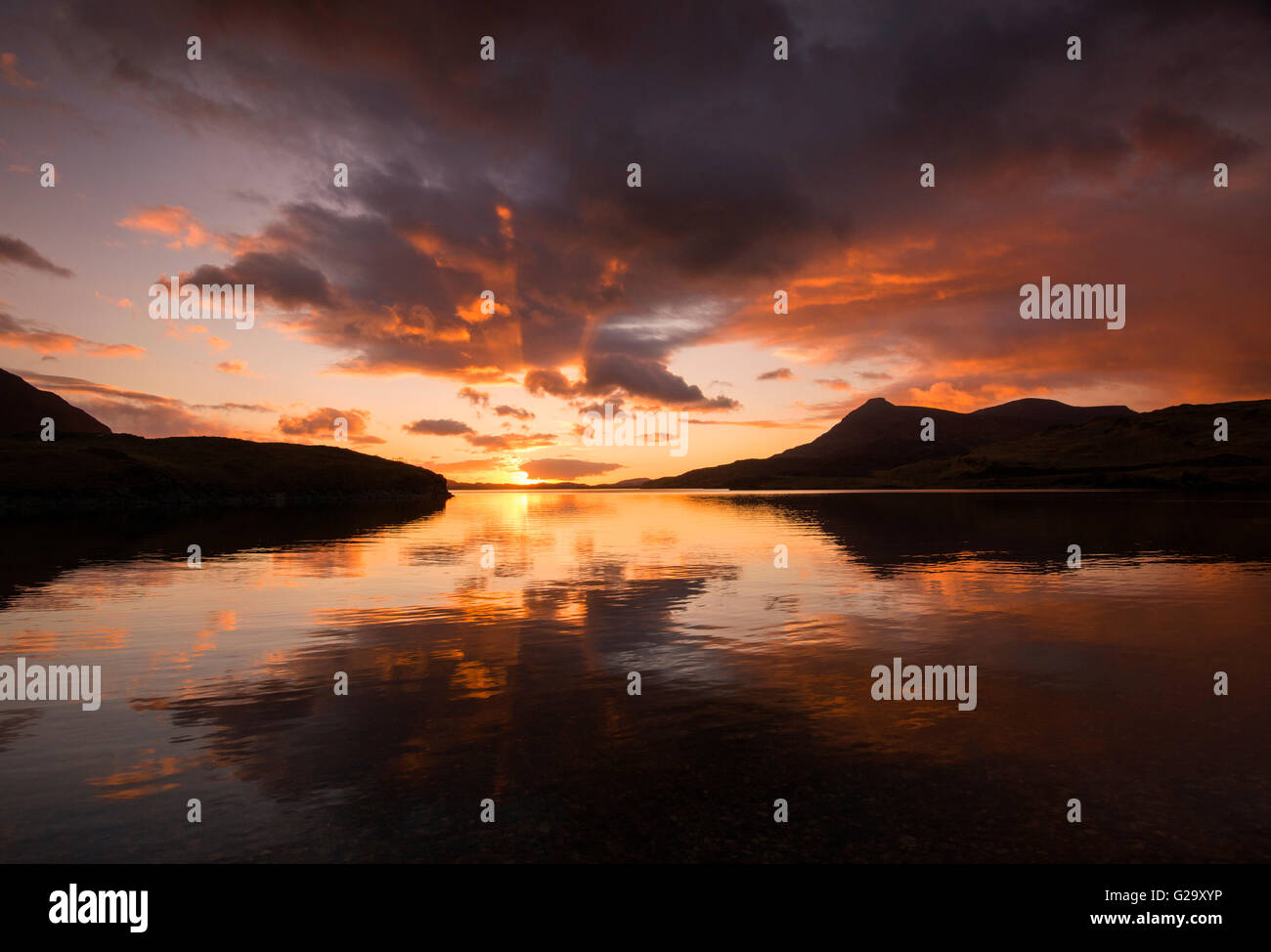 Dramatischen Sonnenuntergang Reflexionen über Loch Assynt in Sutherland Schottland, Vereinigtes Königreich Stockfoto