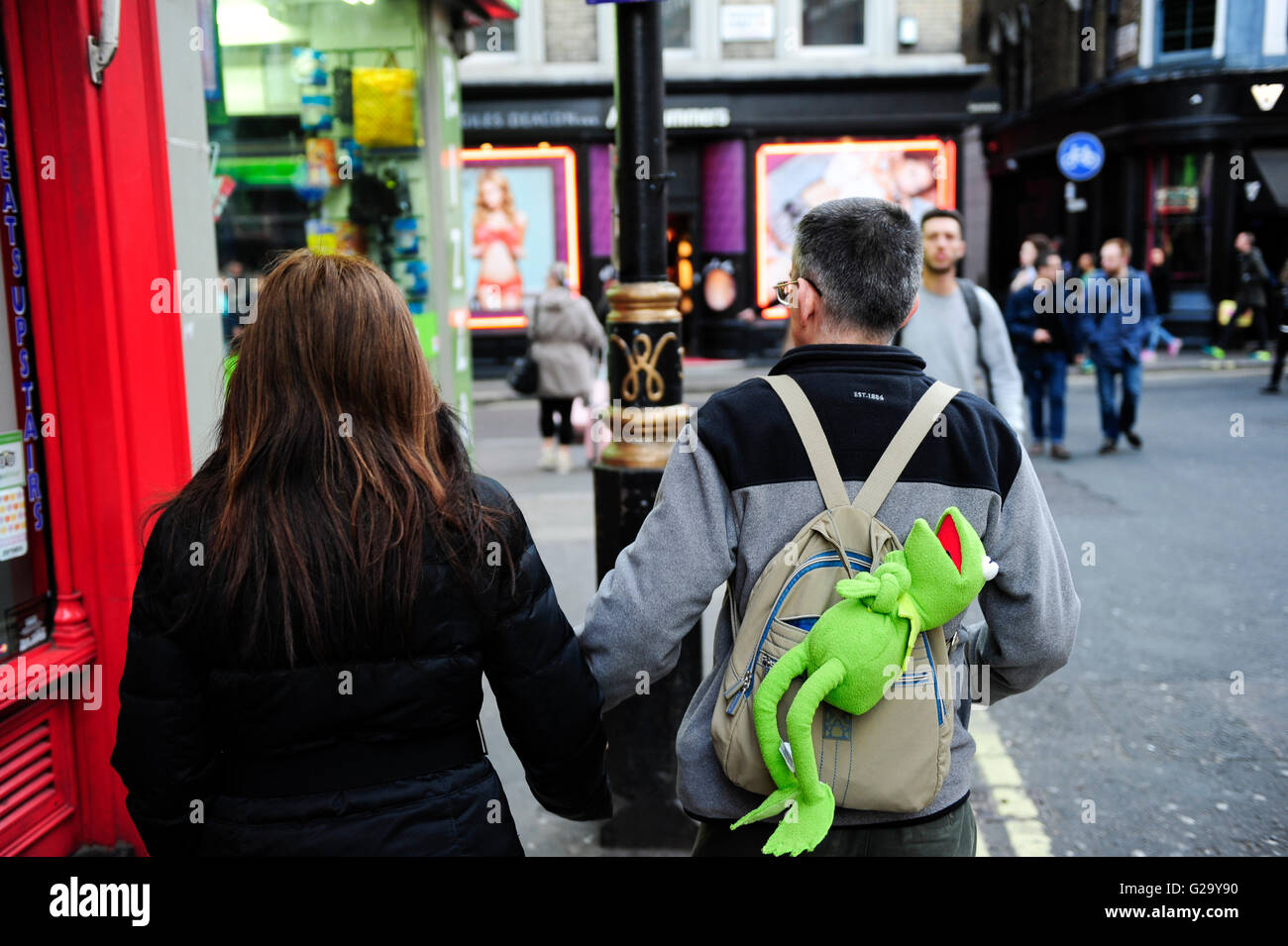 Großbritannien, London, Soho, Wandern mit Kermit des Frosches im Rucksack / GROSSBRITANNIEN, London, Spazieren Mit Kermit Dem Frosch Im Rucksack Stockfoto