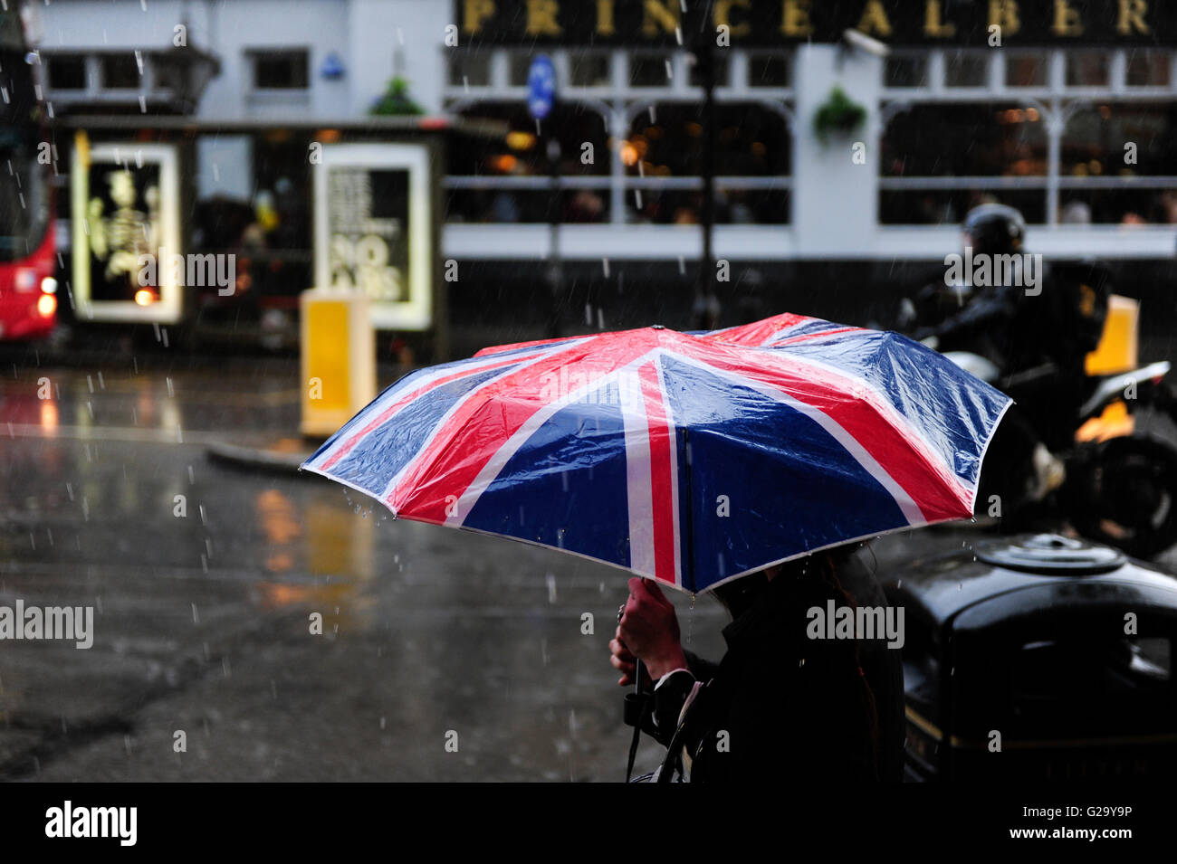 Großbritannien, London, Notting Hill, Fußgängerzone mit Regenschirm mit Union Jack-Flagge bei London Regen Stockfoto