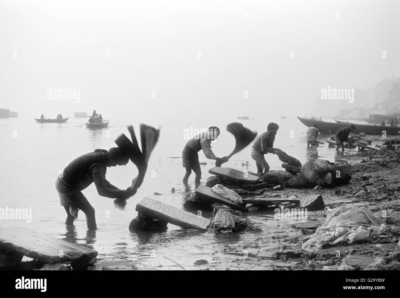 Indische Männer wissen wie Dhobi Wallahas auf den Ghats von Ganges River.Varanasi, Indien waschen. Stockfoto