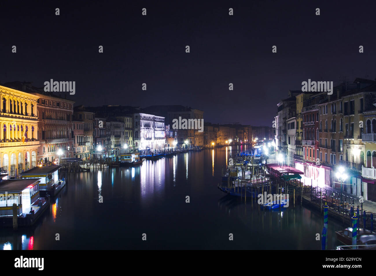Venedig-Blick über den Canal Grande in der Nacht. Stockfoto