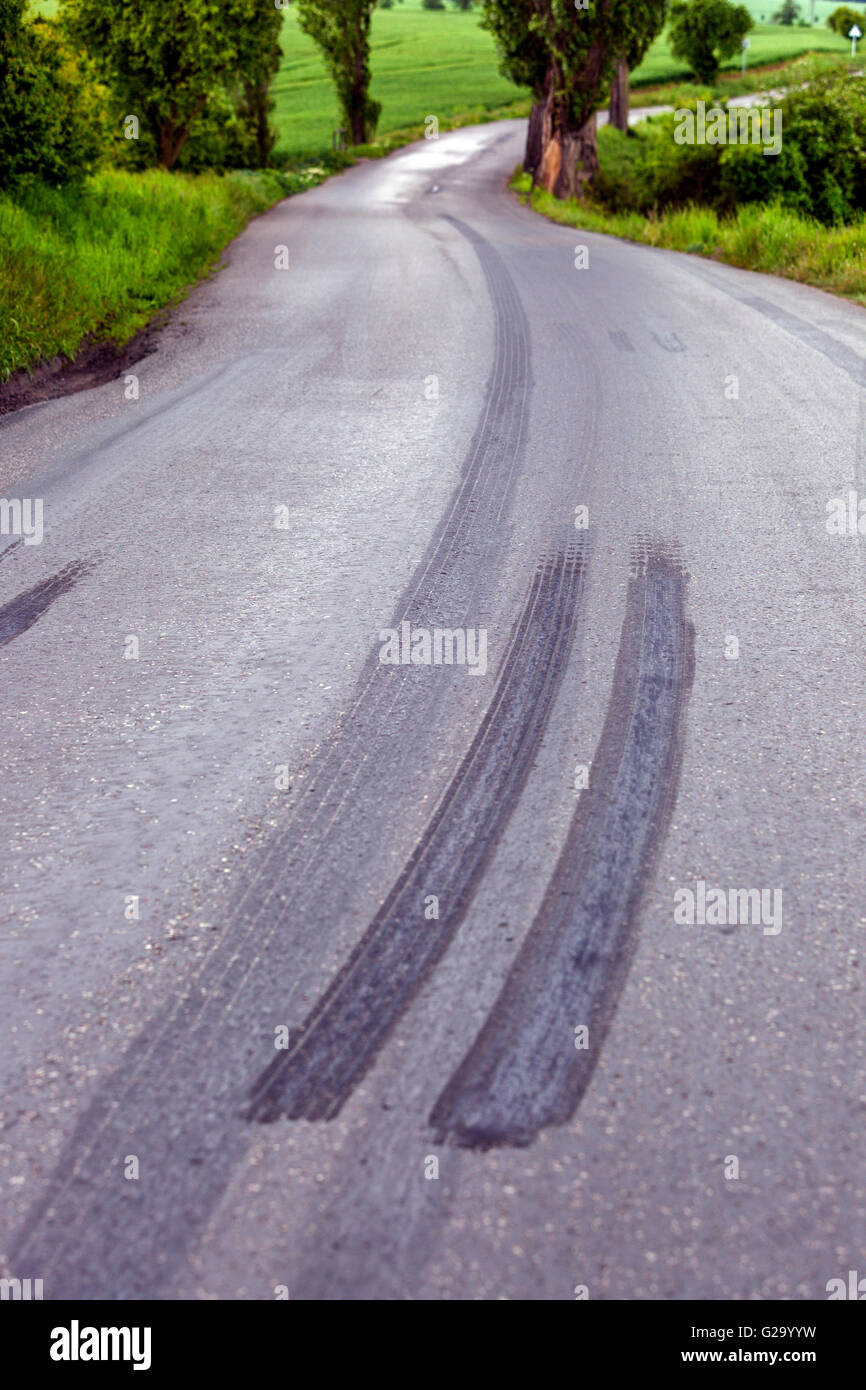 Bremsweg Reifen auf einer Landstraße Stockfoto