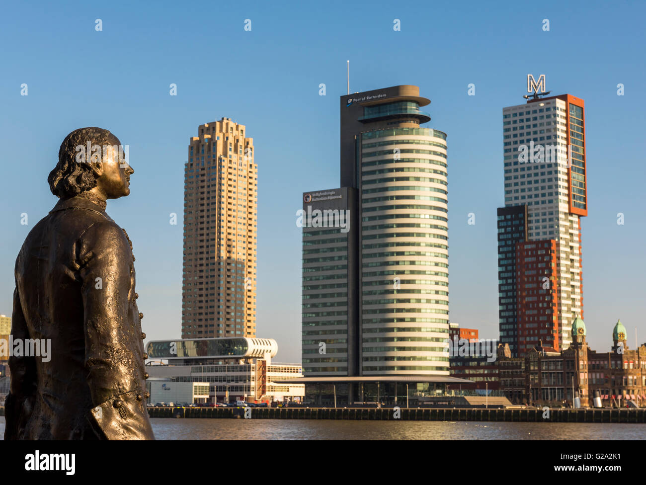 Wilhelminapier in Rotterdam mit Wolkenkratzern, Büros, Erasmusbrücke und Hotel New York. Stockfoto