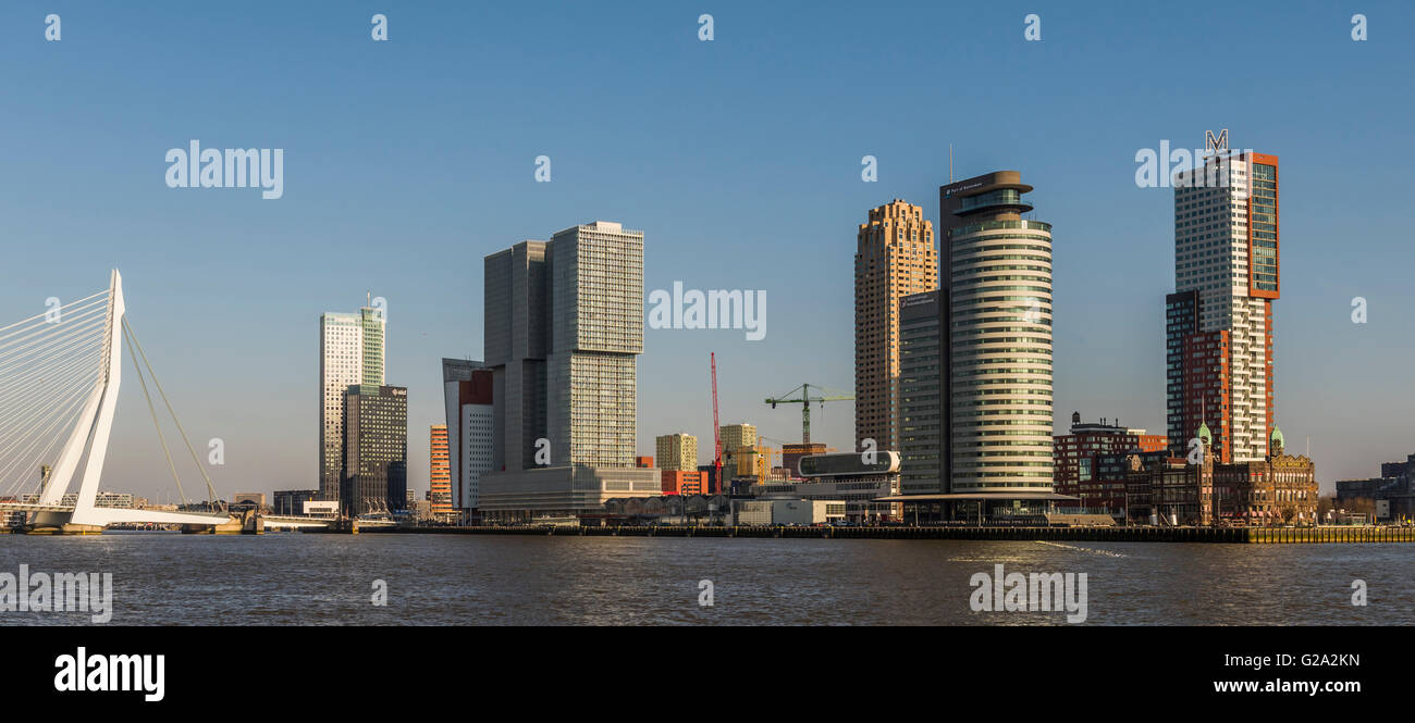 Wilhelminapier in Rotterdam mit Wolkenkratzern, Büros, Erasmusbrücke und Hotel New York. Stockfoto