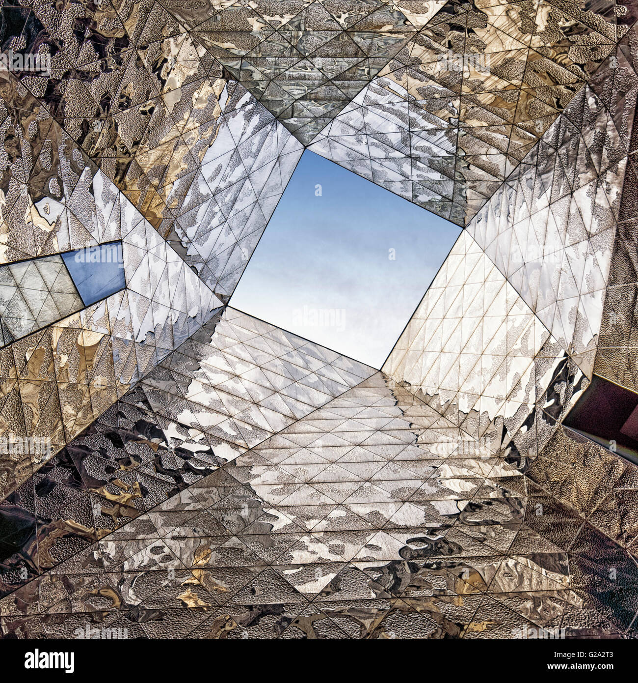 Spiegel-Komposition am Forum Building von Jacques Herzog und Pierre de Meuron. Barcelona. Katalonien. Spanien. Stockfoto