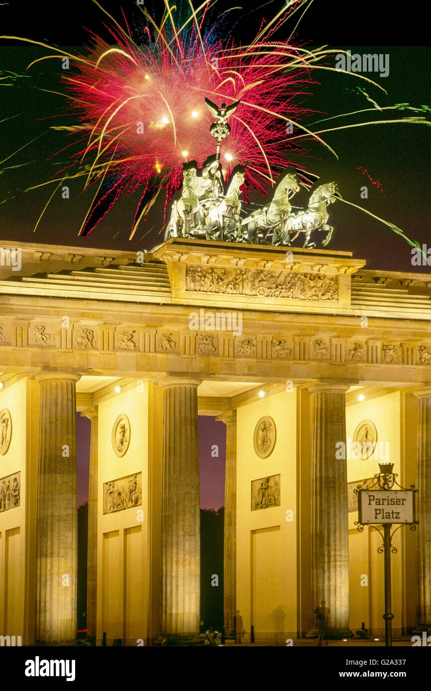 Brandenburger Tor mit Feuerwerk, Silvester, Sylvester, Brandenburger Tor, Berlin, Stockfoto