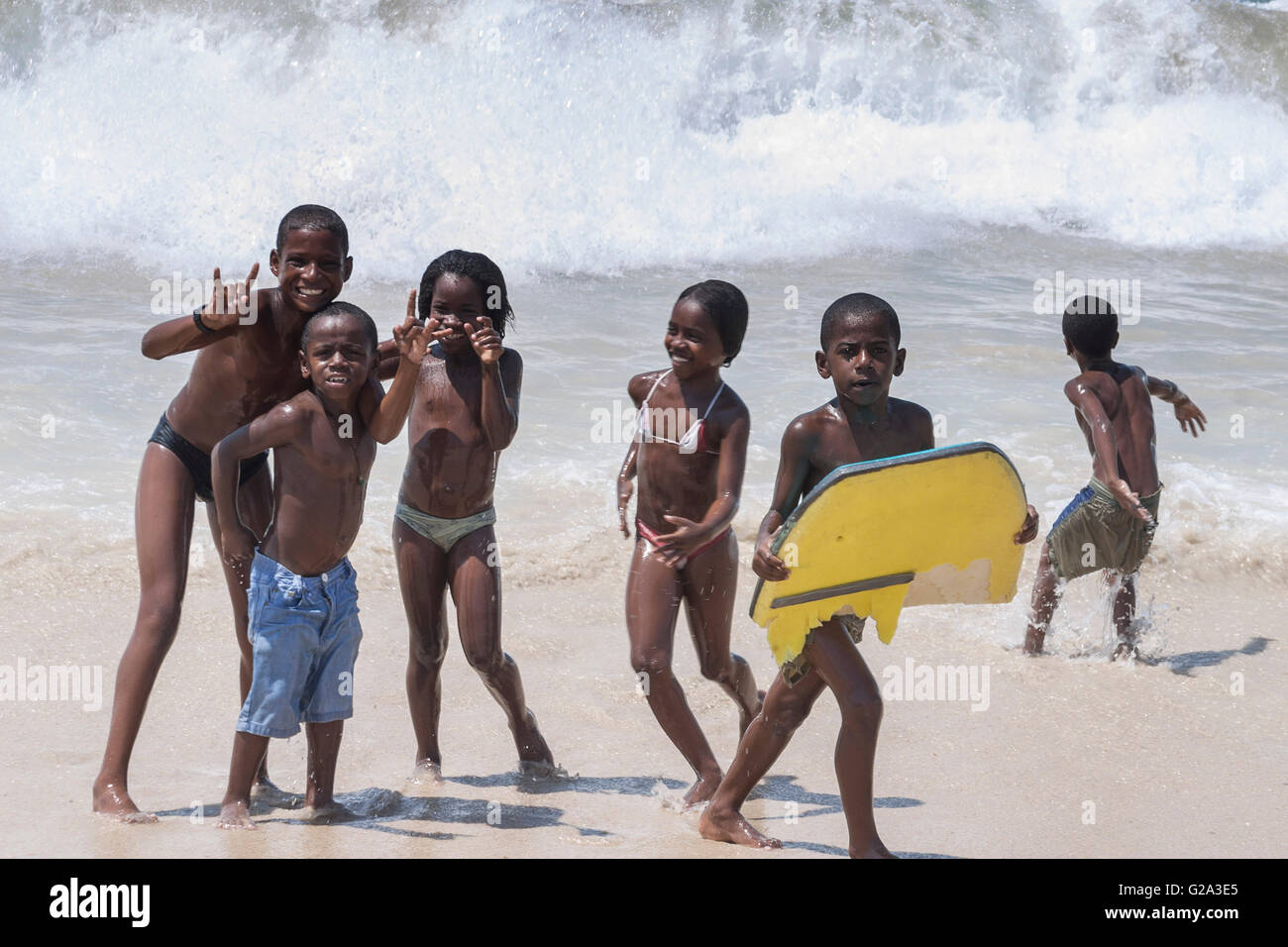 Rio De Janeiro Copacabana Strand Kinder mit Surfbrett Stockfoto