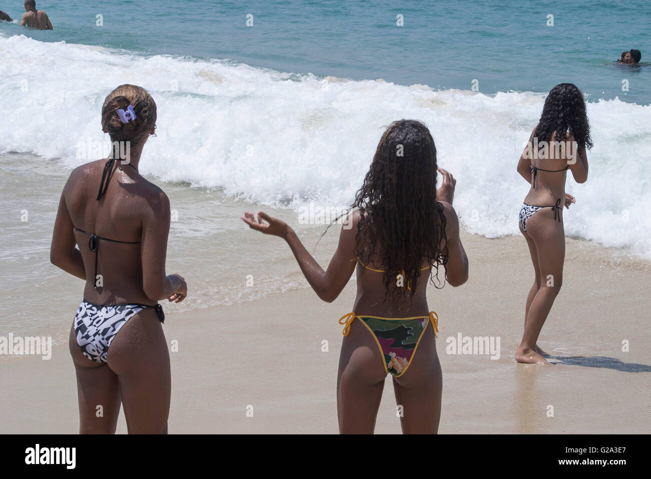 Mädchen am Strand von Rio De Janeiro Copacabana, String, Bikini, Brasilien Stockfoto