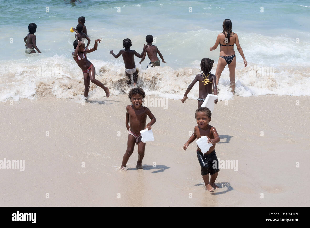 Rio De Janeiro Copacabana Strand Kinder mit Surfbrett Stockfoto