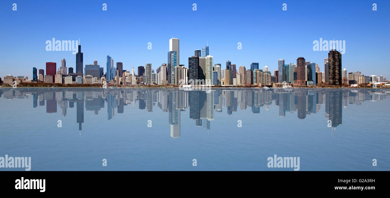 Skyline von Chicago an einem perfekten klaren Frühlingstag Stockfoto