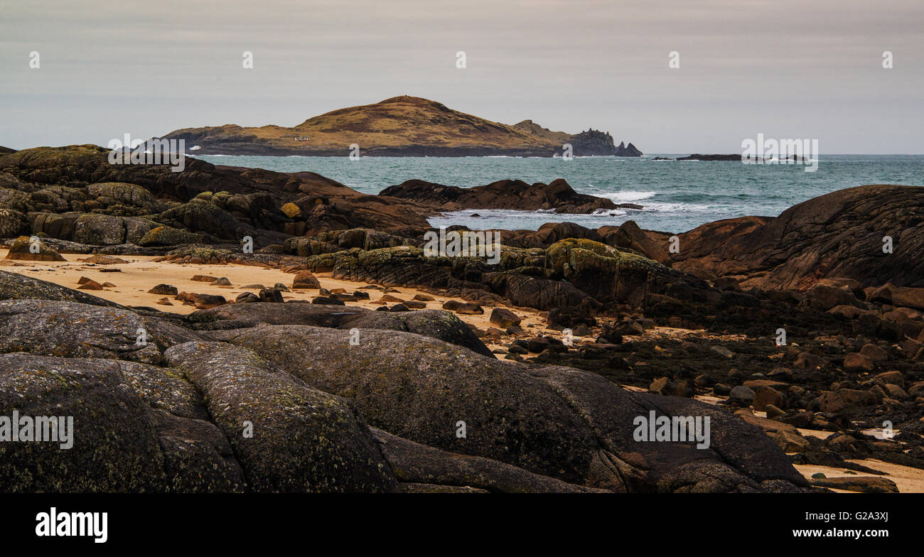 Blick auf die Cruagh Insel von Omey Insel im Westen von Irland. Stockfoto