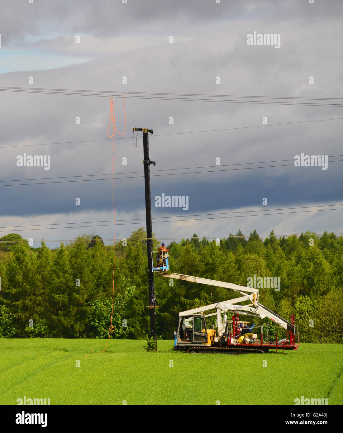 Ingenieure konstruieren neue Power line Pylonen und Kabel Leeds Yorkshire Großbritannien Stockfoto