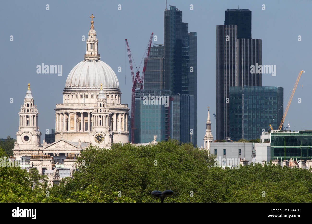 Blick auf St. Pauls Cathedral mit üppigem Grün im Vordergrund und der City of London, darunter The Gherkin und Tower 42 Stockfoto