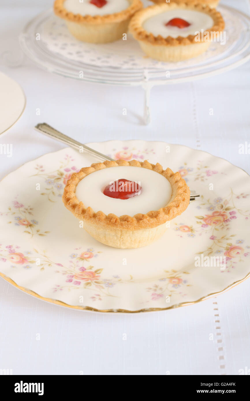 Kirsche Bakewell tart Frangipane Gebäck selektiven Fokus auf die Kirsche Stockfoto