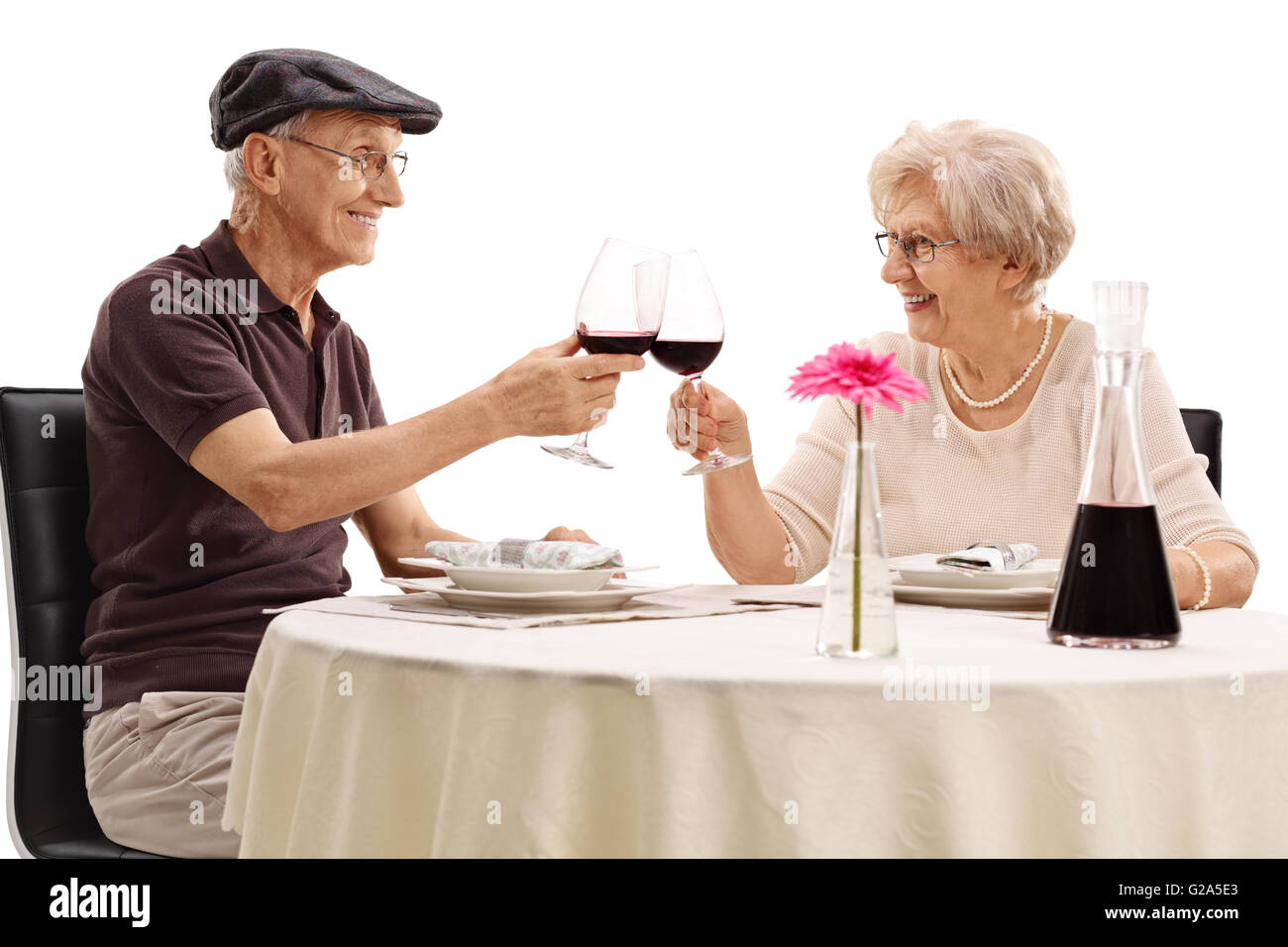 Älteres Ehepaar, einen Toast mit Rotwein auf ein romantisches Date isoliert auf weißem Hintergrund Stockfoto