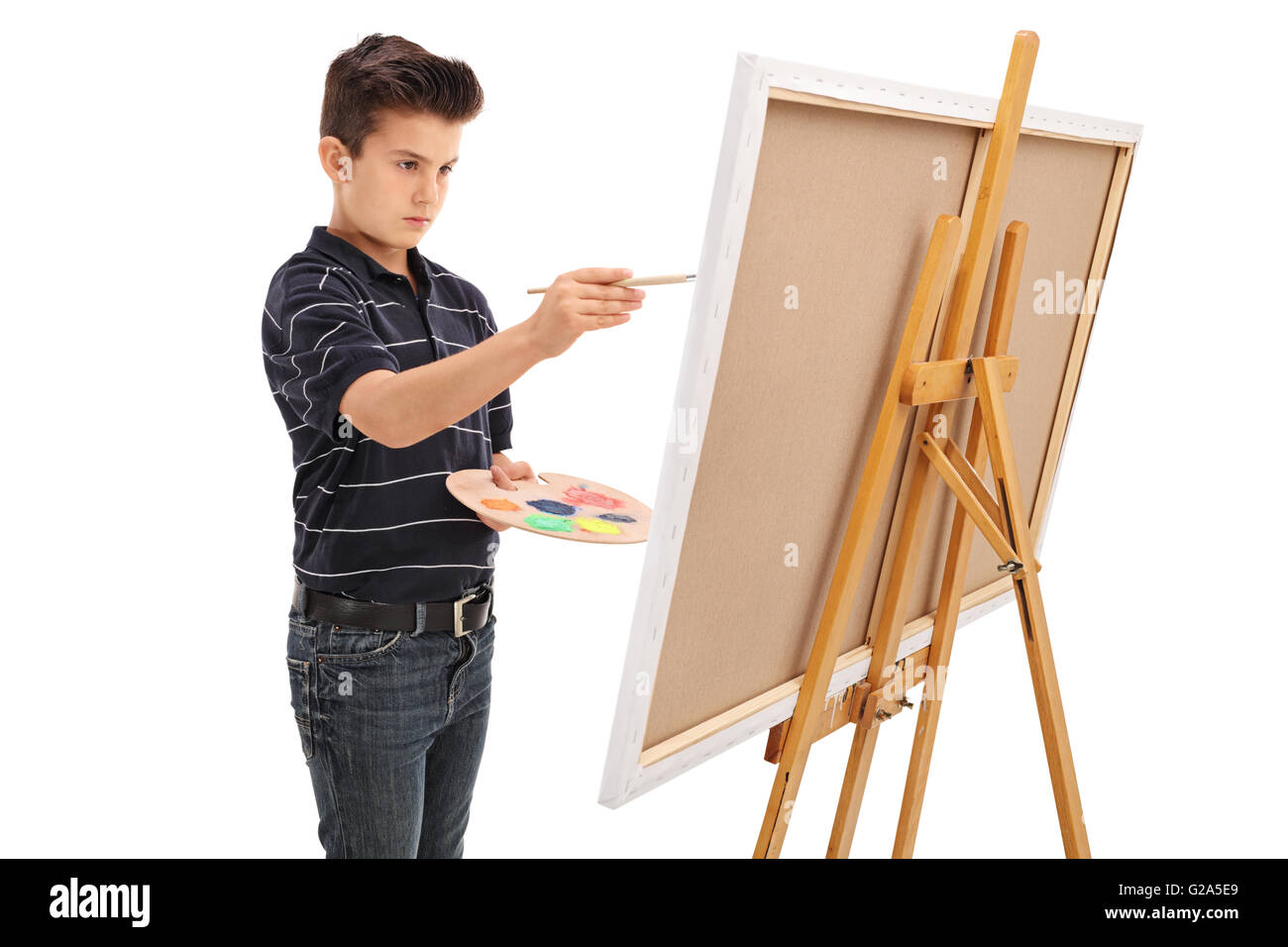 Kleines Kind malen auf einer Leinwand mit einem Pinsel isoliert auf weißem Hintergrund Stockfoto