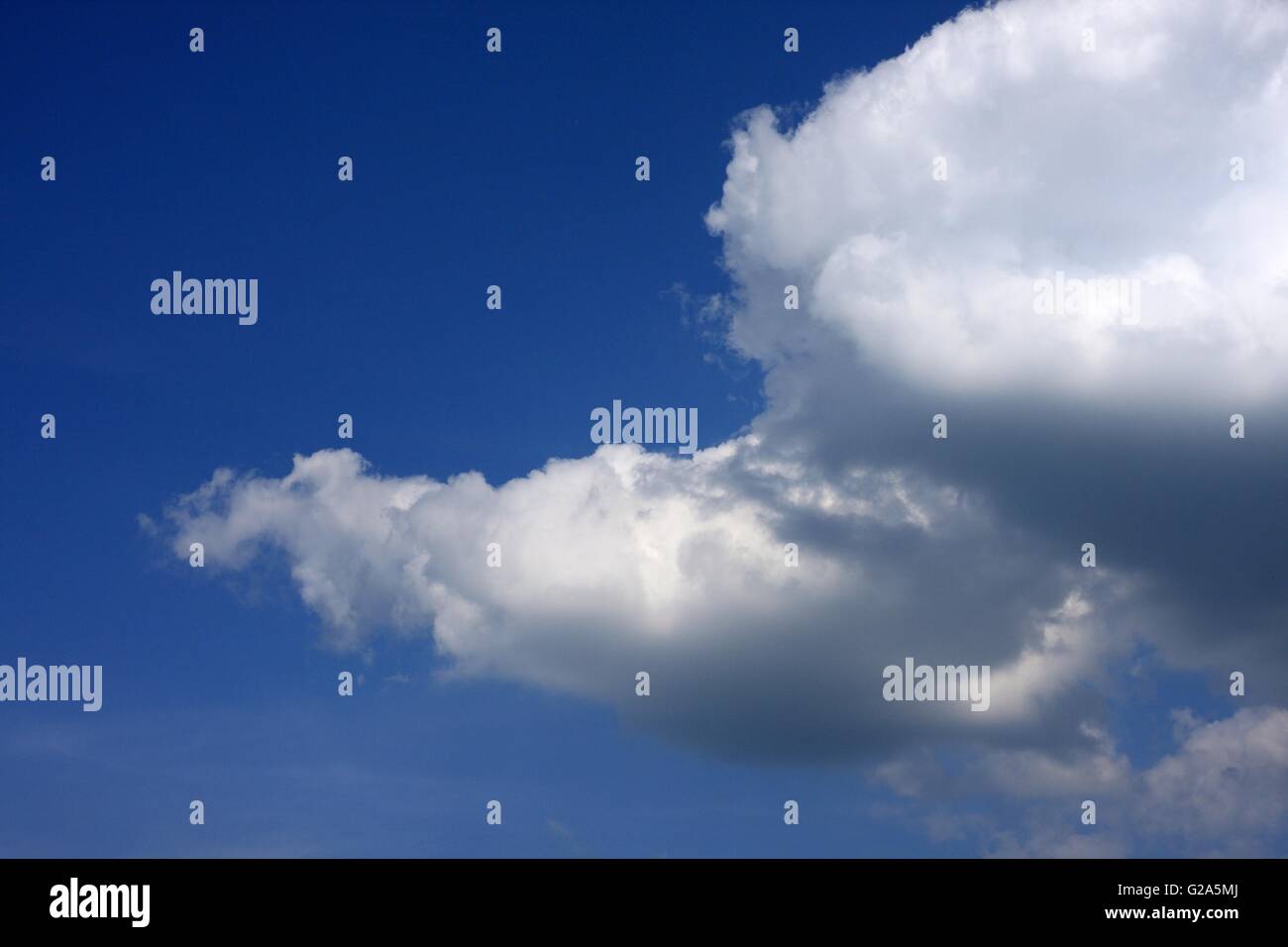 Wolkengebilde Frühlingshimmel an windigen Tag Stockfoto