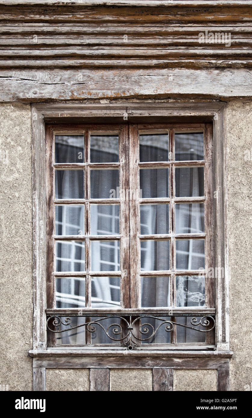 Alte antike Fenster auf historisches Haus in der Stadt Dinan Frankreich Stockfoto