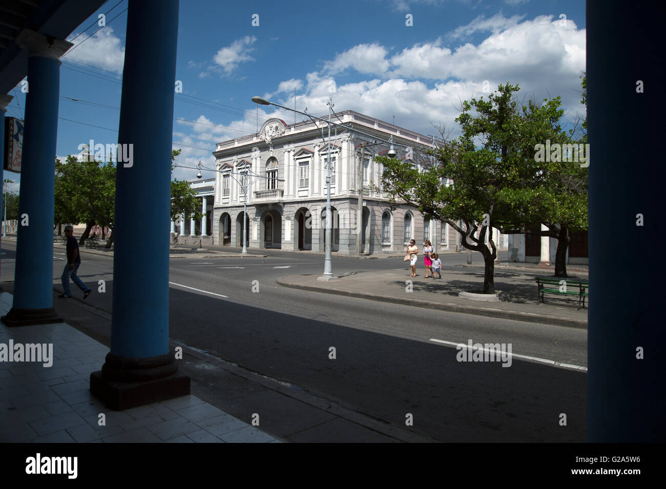 Kubaner zu Fuß entlang der Straße in Cienfuegos Kuba mit einem garnd koloniale Gebäude im Hintergrund Stockfoto