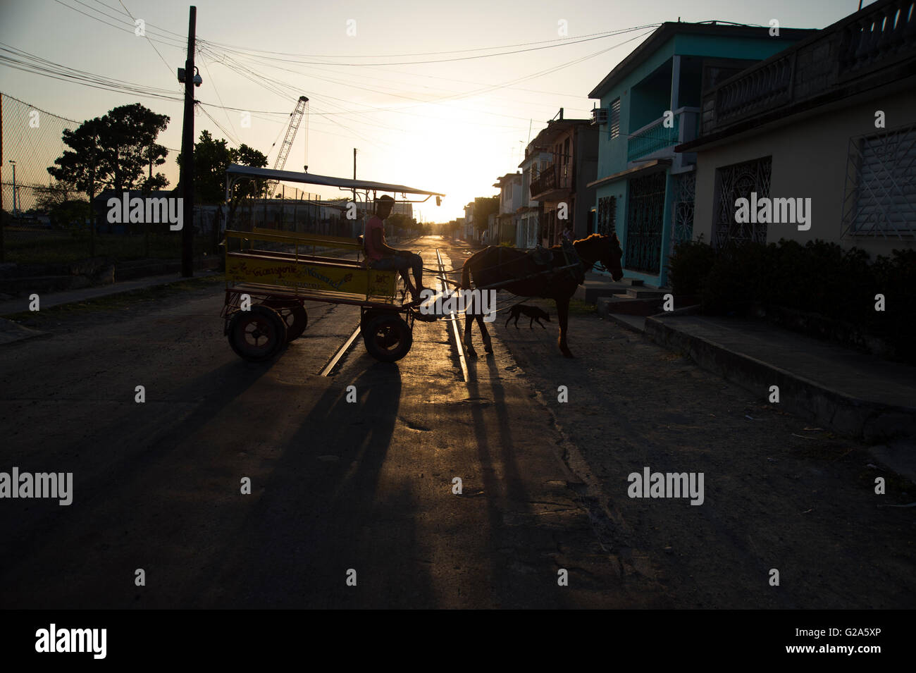 Silhouette der ein Pferd zeichnen Wagen Taxi auf der Straße bei Sonnenuntergang in Cienfuegos Kuba drehen Stockfoto