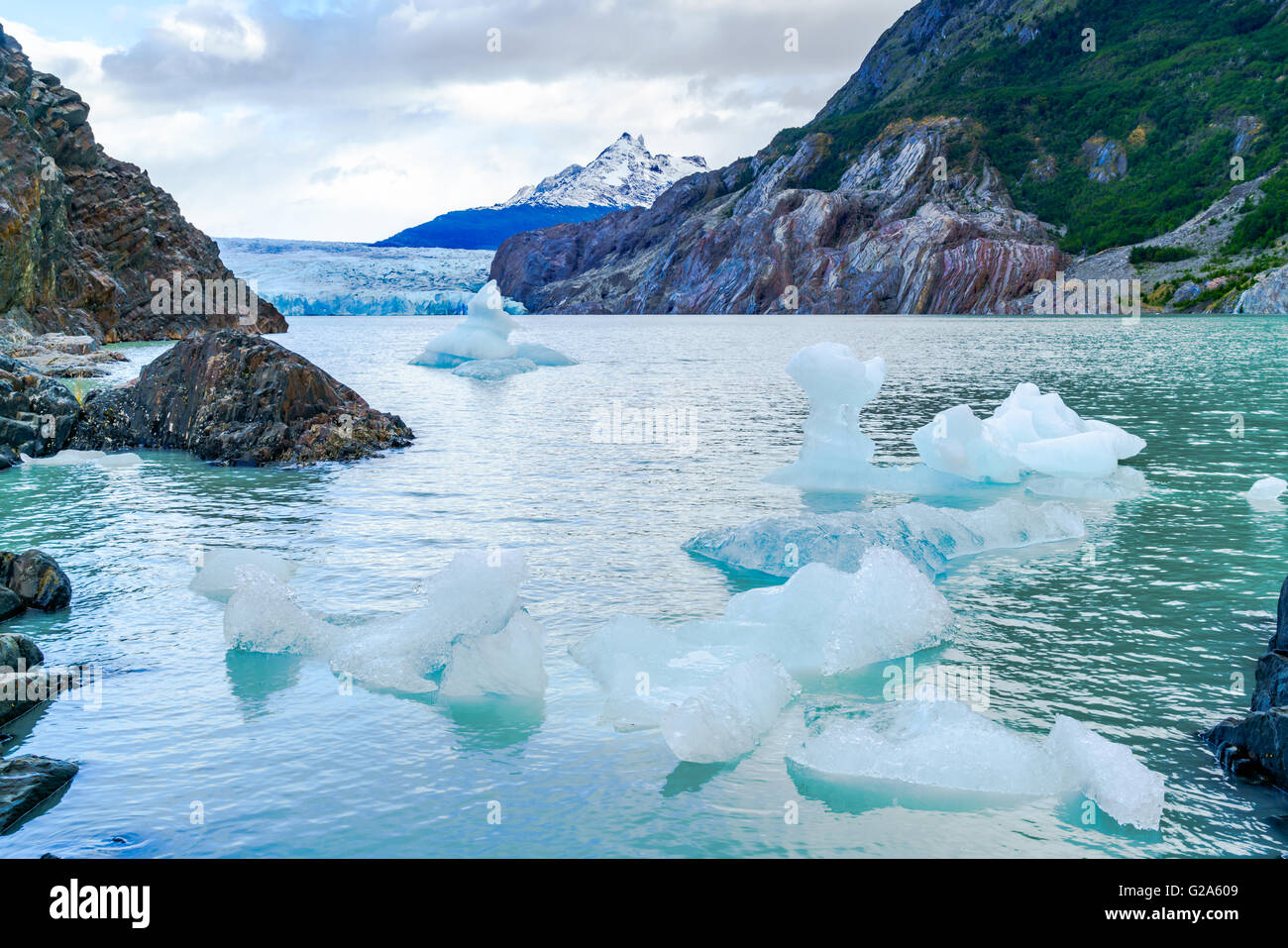 Eisberg auf grau See geknackt von Gray Gletscher im Torres Del Paine Nationalpark-Chile Stockfoto