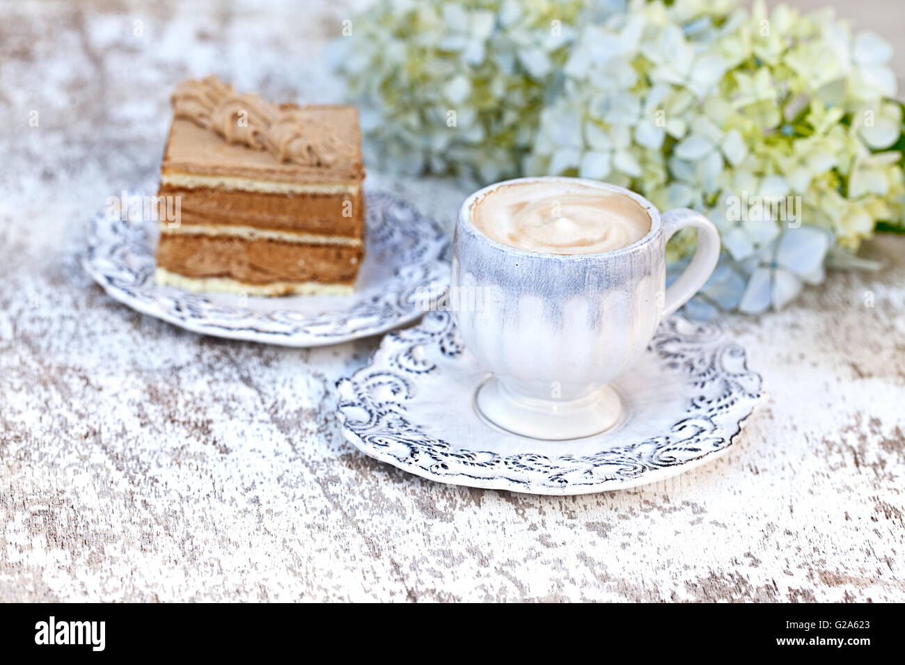 Kaffee und Kuchen im alten weißen Tasse und Teller mocca Stockfoto