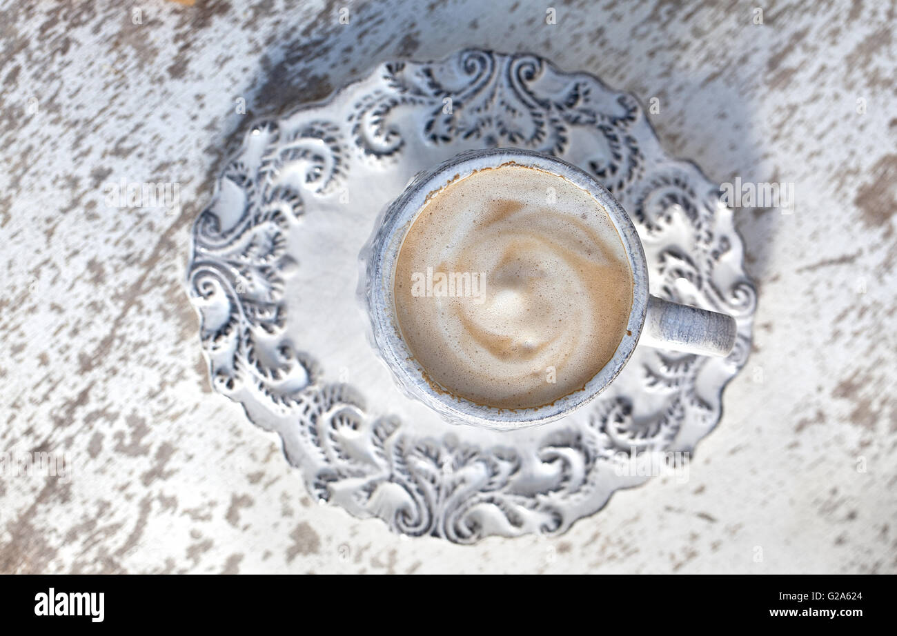 Frischen heißen Kaffee in alte weiße Tasse Stockfoto