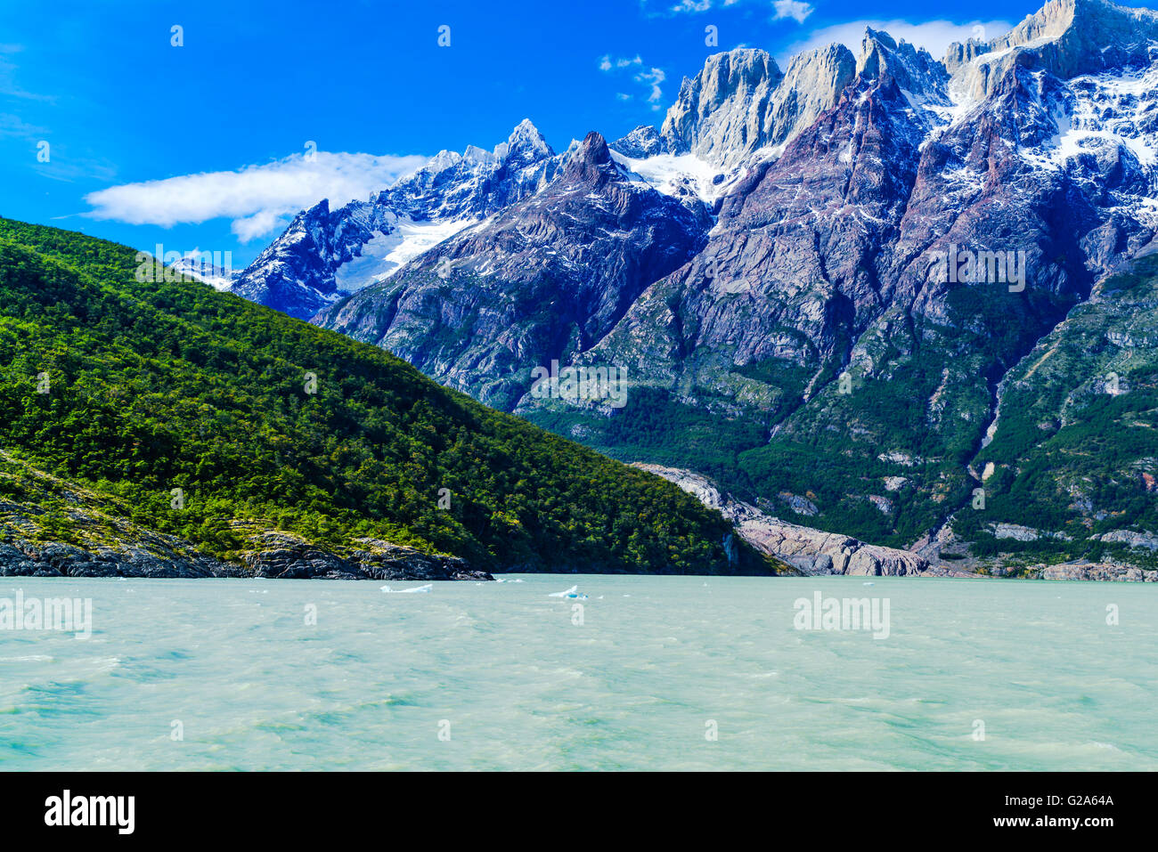 Blick auf Berge und See im chilenischen Patagonien, Chile Stockfoto