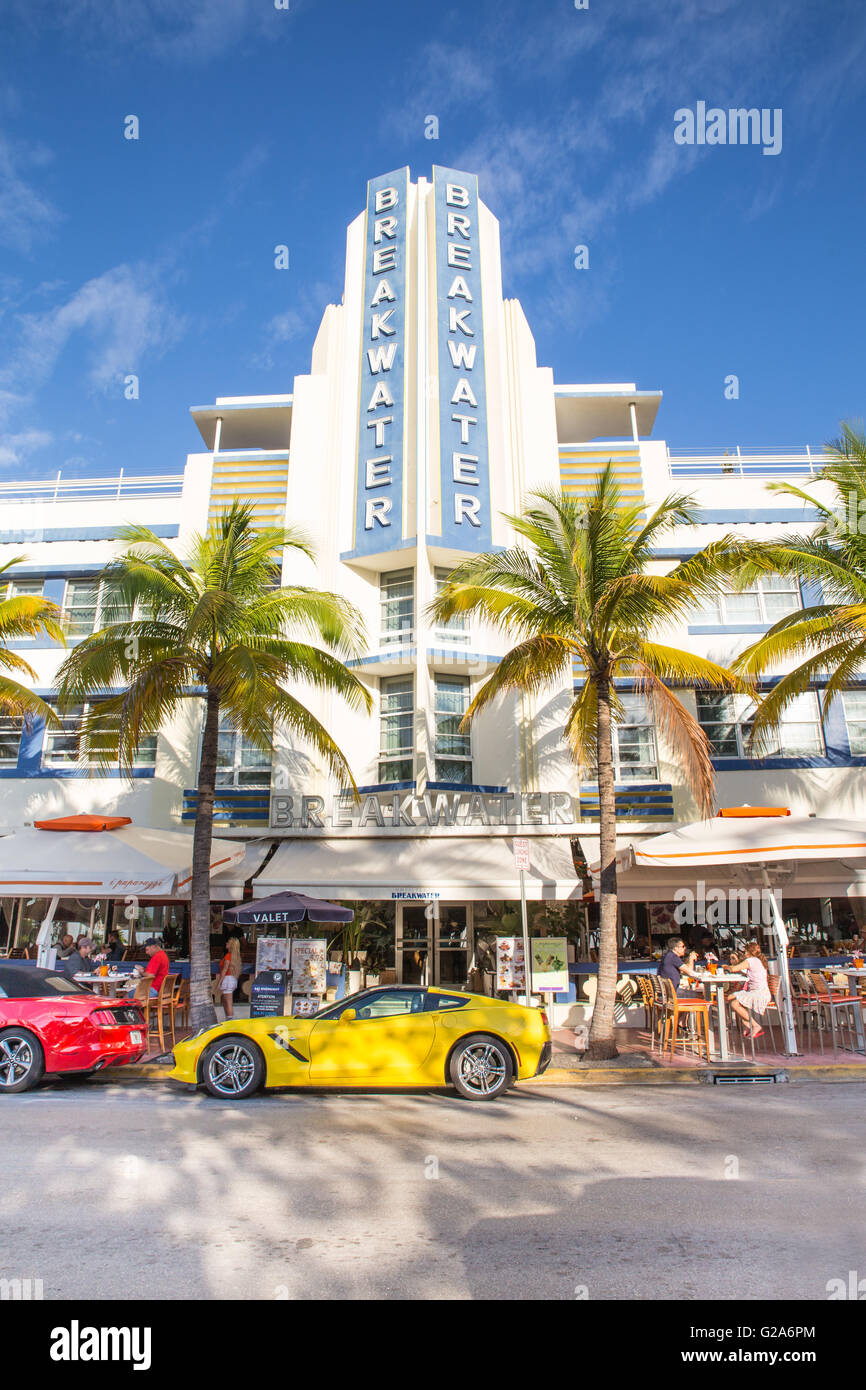 Blick entlang der Ocean Drive entlang South Beach Miami im historischen Art-Deco-Viertel mit Hotels, Restaurants und luxuriöse Autos sichtbar Stockfoto