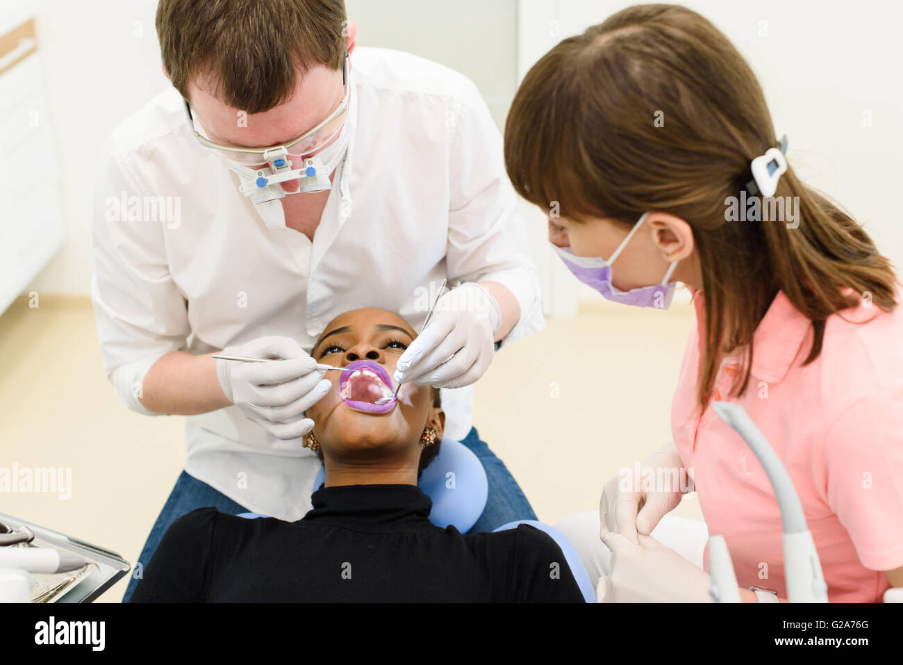 Zahnarzt und seine Assistentin, die Durchführung einer gründlichen Prüfung Stockfoto