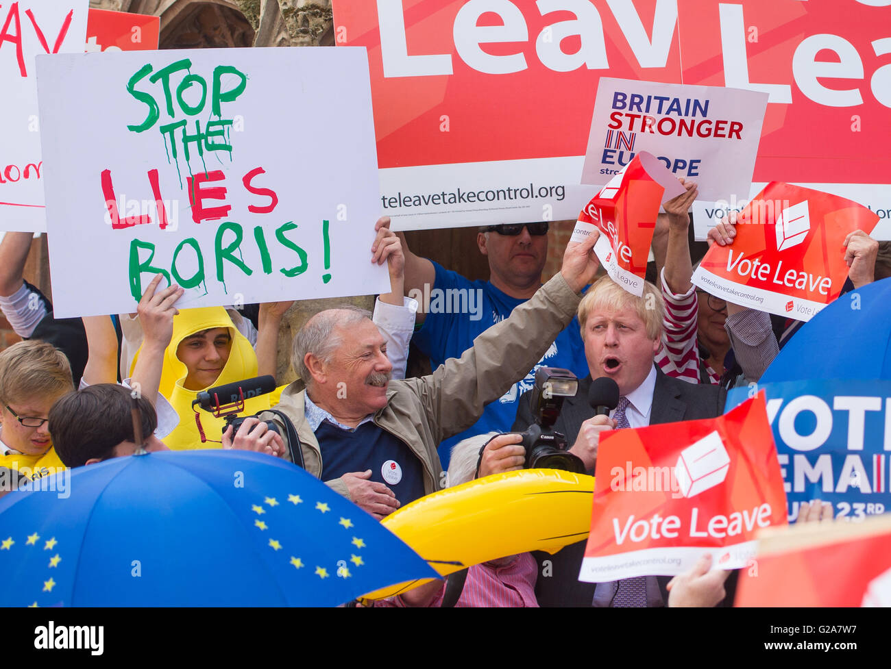 Boris Johnson ist umgeben von Abstimmung verlassen und Abstimmung bleiben Aktivisten, wie er in Winchester, im Rahmen seiner Tour auf die Abstimmung verlassen Kampagnenbus spricht. Stockfoto