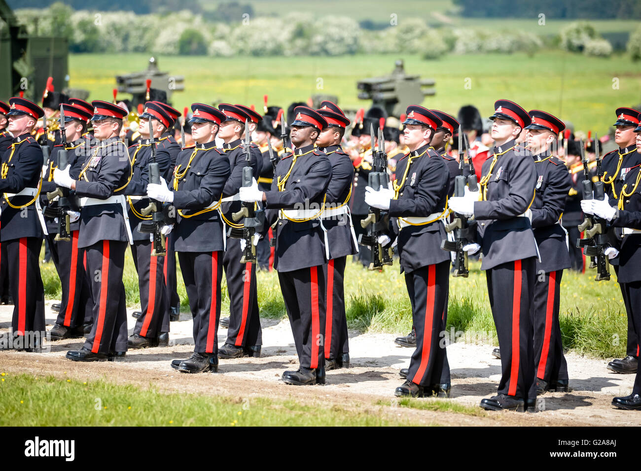 Soldaten auf der Parade bei einer Überprüfung der Königlichen Artillerie auf ihre Dreihundertjahrfeier RHQ Artillerie, Royal Artillery Barracks, Salisbury, Wiltshire. Stockfoto