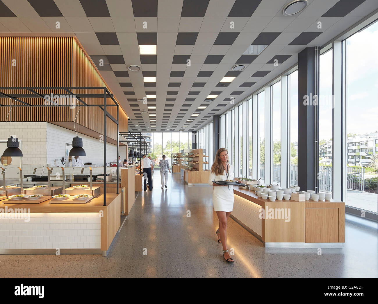 Cafeteria im Erdgeschoss. Fornebuporten, Oslo, Norwegen. Architekt: Dunkel, 2015. Stockfoto