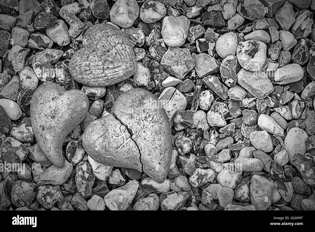 Drei Herzen aus Stein vor dem stoney Hintergrund. Stockfoto